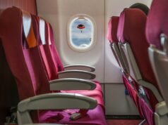 Homem fica surpreso com o que o companheiro de assento faz no avião: ‘Horrível para nós dois’ Fileira vazia de assentos de avião vermelhos.
