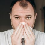 Homem respira depois de acordar – horror com o que sai de seu nariz