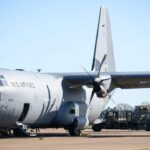 Homem sobe em avião militar dos EUA na Irlanda e ataca-o com machadinha: relatório