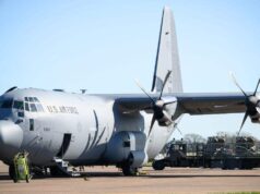 Homem sobe em avião militar dos EUA na Irlanda e ataca-o com machadinha: relatório Homem sobe em avião militar dos EUA na Irlanda e ataca-o com machadinha: relatório