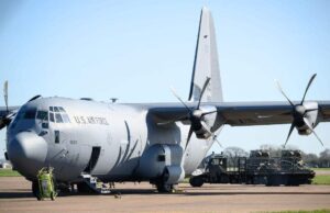 Homem sobe em avião militar dos EUA na Irlanda e ataca-o com machadinha: relatório Homem sobe em avião militar dos EUA na Irlanda e ataca-o com machadinha: relatório