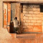 Um soldado maliano está em posição com sua arma durante um ataque à principal base militar do Mali, Kati, em 25 de abril de 2026.