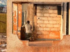 Homens armados realizam ataques simultâneos dentro e fora da capital do Mali, diz exército Um soldado maliano está em posição com sua arma durante um ataque à principal base militar do Mali, Kati, em 25 de abril de 2026.