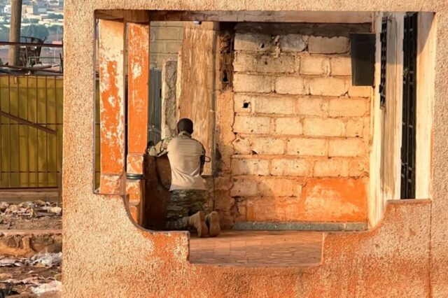 Um soldado maliano está em posição com sua arma durante um ataque à principal base militar do Mali, Kati, em 25 de abril de 2026.