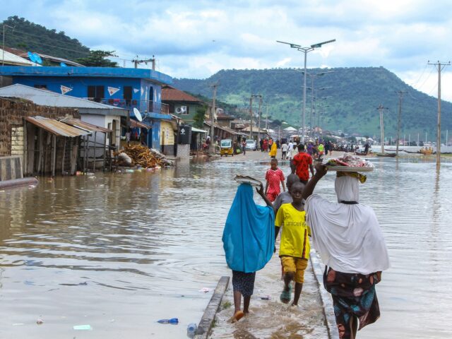 Homens armados sequestram 23 crianças de orfanato nigeriano

