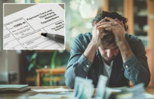 Hora do imposto 2026: por que milhões de americanos estão recebendo uma conta surpresa do IRS em vez de um reembolso Motorista do Uber segurando um smartphone em um carro.