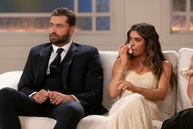 Hulu dispensa Dakota Mortensen de ‘Vanderpump Villa’ após o mesmo incidente de violência doméstica que fez com que ‘Bachelorette’ de Taylor Frankie Paul fosse cancelado
