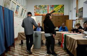 Húngaros votam enquanto o primeiro-ministro Orbán enfrenta o desafio eleitoral mais difícil em anos Húngaros votam enquanto o primeiro-ministro Orbán enfrenta o desafio eleitoral mais difícil em anos