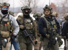 ICE diz que comprou spyware da Paragon para usar em casos de tráfico de drogas US Homeland Security Investigations (HSI) agents stand guard at the Bishop Henry Whipple Federal Building in Minneapolis, Minnesota, on January 8, 2026.