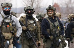 ICE diz que comprou spyware da Paragon para usar em casos de tráfico de drogas US Homeland Security Investigations (HSI) agents stand guard at the Bishop Henry Whipple Federal Building in Minneapolis, Minnesota, on January 8, 2026.