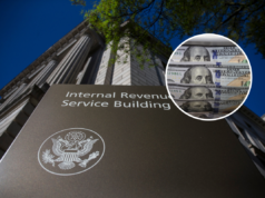 IRS anuncia aumento de declaração de impostos para milhões em dezenas de estados The Internal Revenue Service (IRS) building stands on April 15, 2019 in Washington, DC and a machine counting US dollar banknotes in Buenos Aires on October 22, 2025.