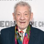 Ian McKellen 'se apaixonou por' Johnny Depp no ​​set de 'Ebenezer: A Christmas Carol': 'Ele está em ótima forma'