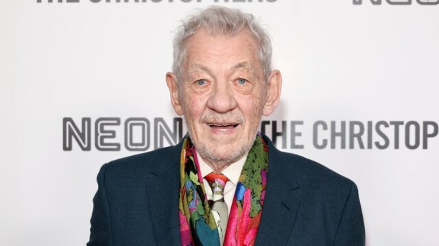 Ian McKellen 'se apaixonou por' Johnny Depp no ​​set de 'Ebenezer: A Christmas Carol': 'Ele está em ótima forma'

