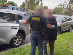 Identidades de corridas de cavalos entre prisões por suposta conspiração de drogas Nove homens foram acusados pelas suas alegadas ligações a um sindicato responsável por uma conspiração em grande escala para importar toneladas de drogas ilícitas para Victoria e traficar drogas em todo o país.