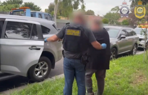 Identidades de corridas de cavalos entre prisões por suposta conspiração de drogas Nove homens foram acusados pelas suas alegadas ligações a um sindicato responsável por uma conspiração em grande escala para importar toneladas de drogas ilícitas para Victoria e traficar drogas em todo o país.