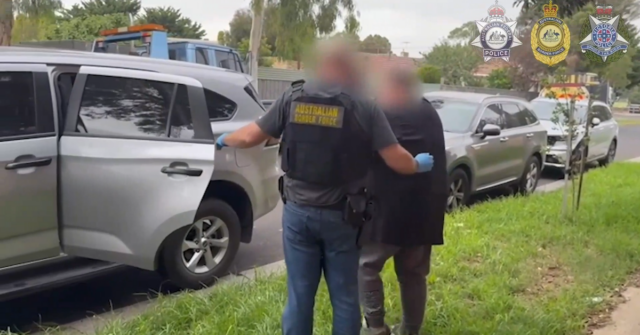 Identidades de corridas de cavalos entre prisões por suposta conspiração Nove homens foram acusados pelas suas alegadas ligações a um sindicato responsável por uma conspiração em grande escala para importar toneladas de drogas ilícitas para Victoria e traficar drogas em todo o país.