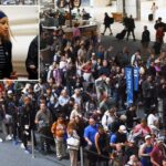 O deputado norte-americano Ilhan Omar caminha no dia da votação na Câmara dos Representantes dos EUA sobre uma resolução bipartidária sobre poderes de guerra.