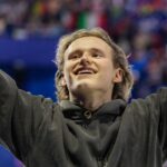 Ilia Malinin faz um gesto gentil imediatamente após a vitória no título mundial