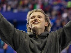 Ilia Malinin faz um gesto gentil imediatamente após a vitória no título mundial Ilia Malinin faz um gesto gentil imediatamente após a vitória no título mundial