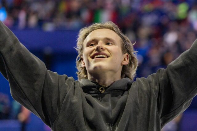 Ilia Malinin faz um gesto gentil imediatamente após a vitória Ilia Malinin faz um gesto gentil imediatamente após a vitória no título mundial