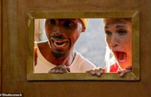 I’m A Celebrity All Stars PRIMEIRA VISTA: Ashley Roberts e Mo Farah gritam de horror enquanto Sean Walsh e Sinitta realizam um julgamento terrível antes do retorno da série na África do Sul O primeiro look de I'm A Celeb All Stars ofereceu um vislumbre do momento em que algumas estrelas provavelmente se arrependeram de sua decisão de retornar ao realizar seus primeiros testes (Mo Farah e Ashley Roberts na foto)