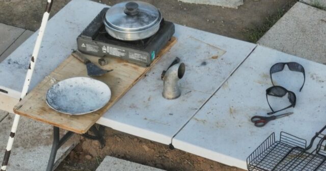 Novas fotos do esconderijo de Dezi Freeman no interior dão uma nova visão sobre a vida que o duplo assassino da polícia vivia em fuga.