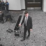 O atirador passou pelo detector de metais antes que a maioria dos policiais percebesse.