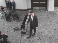 Imagens de vigilância mostram atirador atacando policiais O atirador passou pelo detector de metais antes que a maioria dos policiais percebesse.
