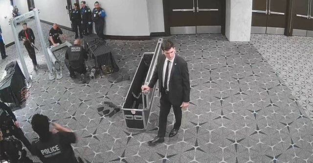 O atirador passou pelo detector de metais antes que a maioria dos policiais percebesse.