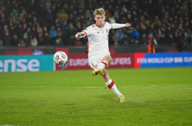 Imprensa dinamarquesa dá veredicto sobre o desempenho de Rasmus Hojlund e pênalti falhado na eliminação da Dinamarca
