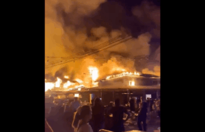 Incêndio atinge mais de 200 casas em vila flutuante na Malásia Incêndio atinge mais de 200 casas em vila flutuante na Malásia