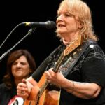 Indigo Girls recebem uma demonstração de amor depois que Emily Saliers reconhece em lágrimas duas condições incuráveis ​​​​que afetarão os vocais na turnê