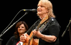 Indigo Girls recebem uma demonstração de amor depois que Emily Saliers reconhece em lágrimas duas condições incuráveis que afetarão os vocais na turnê Indigo Girls recebem uma demonstração de amor depois que Emily Saliers reconhece em lágrimas duas condições incuráveis que afetarão os vocais na turnê