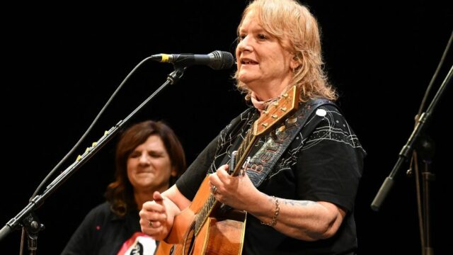 Indigo Girls recebem uma demonstração de amor depois que Emily Saliers reconhece em lágrimas duas condições incuráveis ​​​​que afetarão os vocais na turnê
