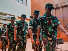 Indonésia leva quatro soldados a julgamento por ataque com ácido a ativista Indonésia leva quatro soldados a julgamento por ataque com ácido a ativista