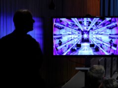 Inertia se move para comercializar um dos experimentos científicos mais elaborados do mundo Guests await the beginning of a news conference with U.S. Energy Secretary Jennifer Granholm at the Department of Energy headquarters to announce a breakthrough in fusion research on December 13, 2022 in Washington, DC.