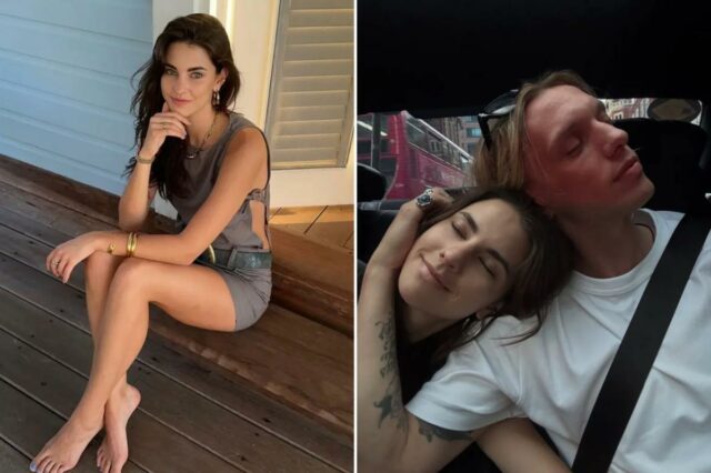 Elena Taber posando sentada em um deck de madeira.