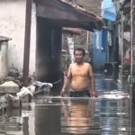 Inundações que atingem a cintura forçam centenas de pessoas a evacuar Java, na Indonésia