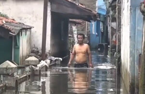 Inundações que atingem a cintura forçam centenas de pessoas a evacuar Java, na Indonésia Inundações que atingem a cintura forçam centenas de pessoas a evacuar Java, na Indonésia