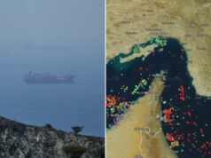 Irã abre fogo contra navio porta-contêineres no Estreito de Ormuz Uma visão nebulosa de vários navios de carga à distância em um oceano azul, visto de uma encosta rochosa.