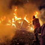 Equipes de resgate combatem as chamas que envolvem veículos no local de um ataque aéreo israelense em Beirute, no Líbano