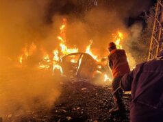 Irã alerta Trump que ‘toda a região se tornará um inferno para você’ se os ataques dos EUA aumentarem enquanto a busca por aviadores desaparecidos atrás das linhas inimigas continua Equipes de resgate combatem as chamas que envolvem veículos no local de um ataque aéreo israelense em Beirute, no Líbano