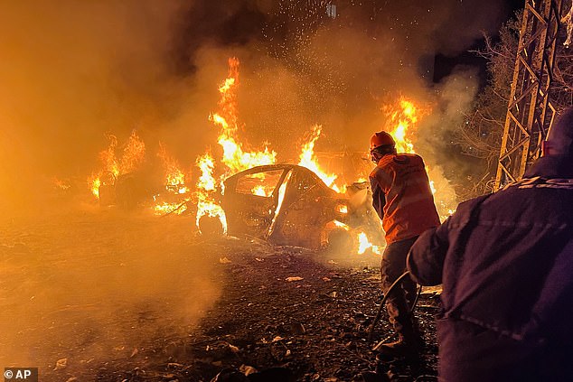 Irã alerta Trump que ‘toda a região se tornará um Equipes de resgate combatem as chamas que envolvem veículos no local de um ataque aéreo israelense em Beirute, no Líbano