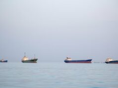 Irã apreende navios no Estreito de Ormuz enquanto negociações de paz permanecem paralisadas Os navios estão ancorados no principal porto iraniano de Bandar Abbas, que está bloqueado pela Marinha dos EUA.