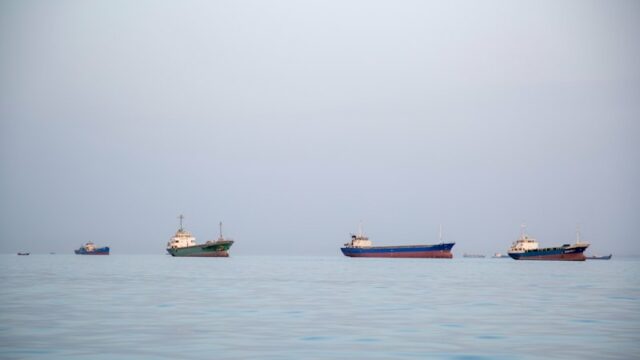 Os navios estão ancorados no principal porto iraniano de Bandar Abbas, que está bloqueado pela Marinha dos EUA.