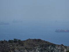 Irã ataca navio no Estreito de Ormuz, complicando esforços diplomáticos para retomar negociações Estreito de Ormuz