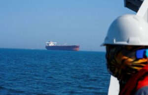 Irã dispara contra navio-tanque perto de Omã após fechar novamente o Estreito de Ormuz Irã dispara contra navio-tanque perto de Omã após fechar novamente o Estreito de Ormuz