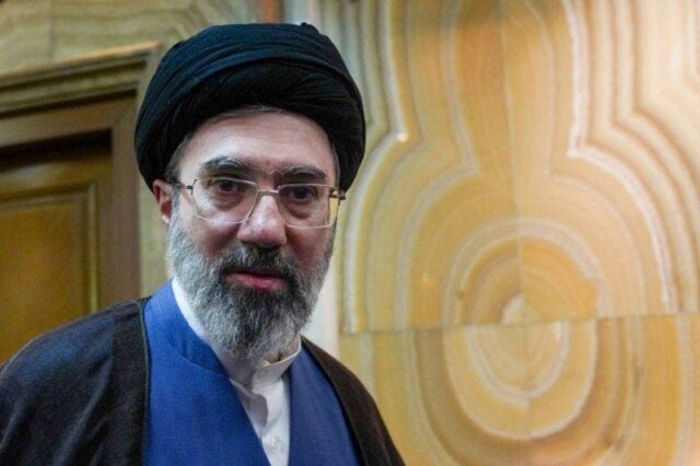 Irã em crise enquanto as negociações com os EUA fracassam, o regime da 'máfia' de Mojtaba bloqueia o enterro de Khamenei: analista
