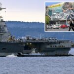 O porta-aviões USS Gerald R. Ford atracou na cidade costeira croata de Split com rebocadores e embarcações civis nas proximidades.