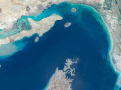 Irã supostamente dispara contra três navios no Estreito de Ormuz Irã supostamente dispara contra três navios no Estreito de Ormuz